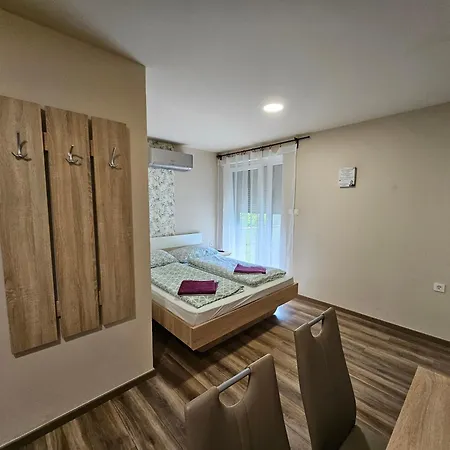 Aparthotel Babérkák 3*